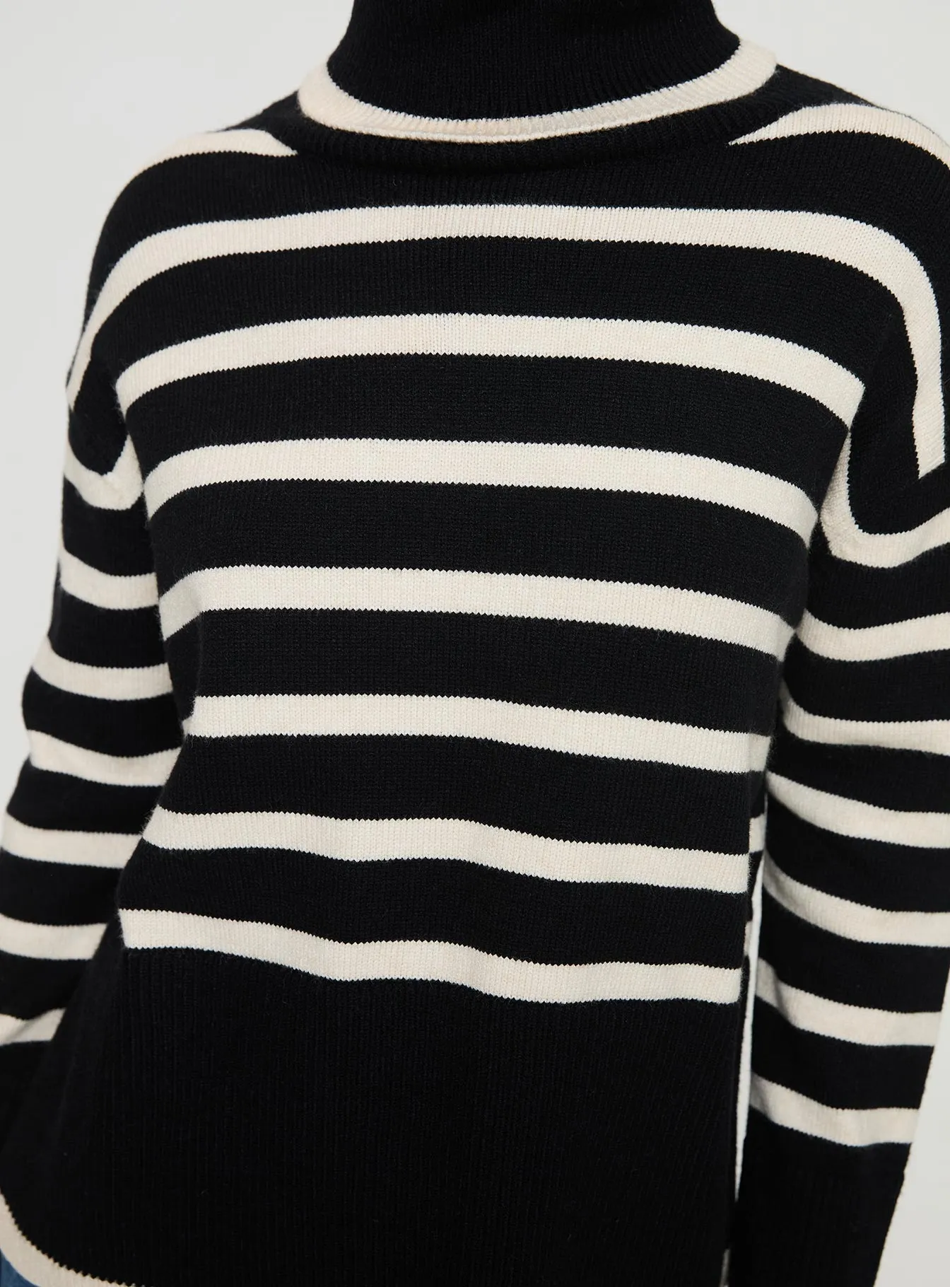 Latch Turtle Neck Stripe Sweater Black / White